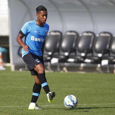 RS - FUTEBOL/TREINO GREMIO  - ESPORTES - Jogadores do Grêmio realizam treino durante a tarde desta segunda-feira no Centro de Treinamentos Luiz Carvalho, na preparacao para o Campeonato Brasileiro 2015. FOTO: LUCAS UEBEL/GREMIO FBPA Na foto, Matheus Biteco