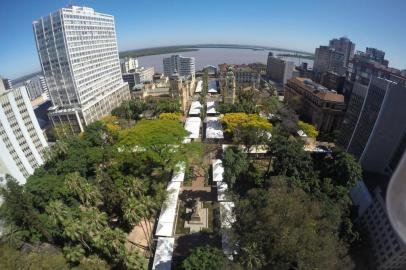  PORTO ALEGRE, RS, BRASIL - 29-10-2015 - Montagem da Feira do Livro na Praça da Alfandega (FOTO: BRUNO ALENCASTRO/AGÊNCIA RBS)