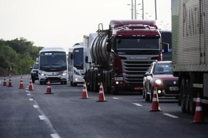  CACHOEIRINHA, RS, BRASIL - 30-10-2015 -  Caminhão pega fogo no km 82 da freeway (FOTO: RONALDO BERNARDI/AGÊNCIA RBS)