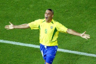 Ronaldo Nazário o Ronaldinho, comemorando o gol contra a Seleção da Alemanha na Copa do Mundo de 2002.BRAZILS RONALDO CELEBRATES AFTER SCORING IN YOKOHAMABrazils Ronaldo celebrates after he scored the second goal during the World Cup final against Germany in Yokohama June 30, 2002. Brazil beat Germany 2-0.    REUTERS/Oleg Popov#PÁGINA: 16FD#EDIÇÃO: 2ª Fonte: AFP Fotógrafo: OLEG POPOV