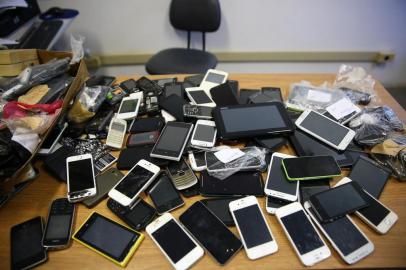  PORTO ALEGRE, RS, BRASIL, 16-10-2015: Telefones celulares fruto de assaltos são recuperados e encaminhados para a 2ª DP da Polícia Civil em Porto Alegre, onde são entregues às vítimas. Também são feitas investigações para detectar possíveis receptadores dos aparelhos (FOTO FÉLIX ZUCCO/AGÊNCIA RBS, Editoria de Notícias).