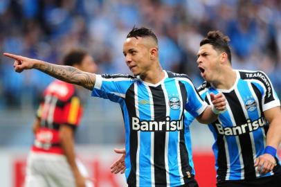  PORTO ALEGRE, RS, BRASIL - 01-11-2015 - Grêmio x Flamengo jogam na Arena Porto Alegrense. Partida válida pela 33ª rodada do Brasileirão. Jogador Everton marca o primeiro gol para o Grêmio (FOTO: DIGO VARA/AGÊNCIA RBS)