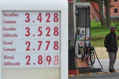  SANTA MARIA , RS , BRASIL , 02/11/2015a equipe do Diário percorreu 25 postos de gasolina. Na foto, o menor preço encontrado entre os postos de combustível: R$ 3,428. FOTO JEAN PIMENTEL / AGÊNCIA RBS, ECONOMIA