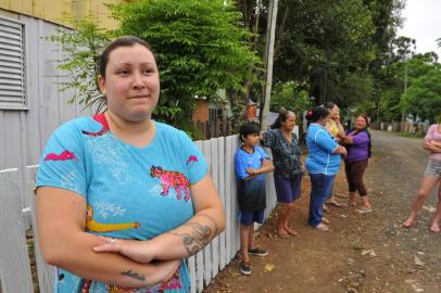  SANTA MARIA, RS, BRASIL, 03-11-2015.Moradores do bairro Urlândia que tiveram as casas inundadas nos últimos temporais reclamam que ganharam poucas coisas ou não receberam nada de donativos. Na foto Bruna Medianeira Braga Silveira, 19 anosFOTO: GERMANO RORATO/AGÊNCIA RBS, GERAL