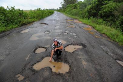  SANTA MARIA, RS, BRASIL, 04/11/2015 - Pesquisa da Confederação Nacional do Transporte (CNT), divulgada hoje, mostra que 57,3% das principais rodovias do país têm alguma deficiência. O 5º pior trecho do Brasil é da RS-640, que liga São Vicente do Sul a Rosário do Sul. Na foto, Gildomar Michelin, caminhoneiro, gastou mais de dois mil e 500 reais com peneus que furaram nos buracos da rodovia. (FOTO MAIARA BERSCH / AGÊNCIA RBS)