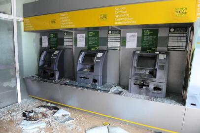  Santa Maria do Herval, RS, Brasil, 06-11-2015. Agência do Sicredi foi arrombada com uso de explosivos em Santa Maria do Herval, no Vale do Sinos. (FOTO: RONALDO BERNARDI/AGÊNICA RBS)