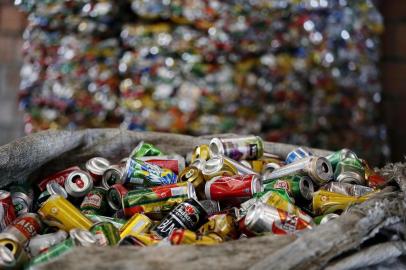 PORTO ALEGRE, RS, BRASIL, 22-06-2015: Latinhas para reciclagem na Cooperativa de Educação Ambiental e Reciclagem Sepé Tiaraju, na avenida Frederico Mentz. O reaproveitamento de latinhas de alumínio chega quase a 100%. (Foto: Mateus Bruxel / Agência RBS)