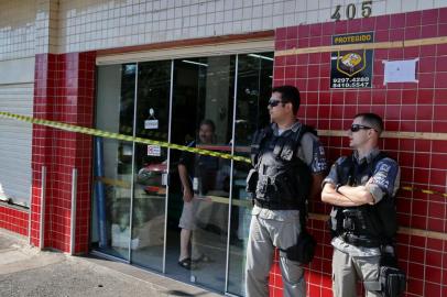  PORTO ALEGRE-RS-BRASIL- 08/11/2015- Um homem foi morto a tiros na manhã deste domingo em um supermercado na Rua Carijós,  zona sul de Porto Alegre. FOTO FERNANDO GOMES/ZERO HORA. 