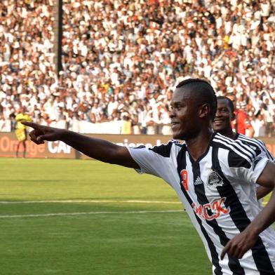 -Lubumbashi TP Mazembes Tanzanian forward Mbwana Samatta celebrates after scoring a goal against USM Algers during their champions league second leg final match at the TP Mazembe stadium in Lubumbashi on November 8, 2015. AFP PHOTO / JUNIOR KANNAHEditoria: SPOLocal: LubumbashiIndexador: JUNIOR KANNAHSecao: SoccerFonte: AFPFotógrafo: STR