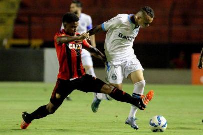 SPORT X GRÊMIO.PE - BRASILEIRÃO/SPORT E GRÊMIO - ESPORTES - Lance durante a partida entre Sport PE e Grêmio RS válida pela Série A do Campeonato Brasileiro 2015 no Estádio Ilha do Retiro em Recife (PE), neste domingo (08). 08/11/2015 - Foto: MARLON COSTA/FUTURA PRESS/FUTURA PRESS/ESTADÃO CONTEÚDOEditoria: ESPORTESLocal: RECIFEIndexador: MARLON COSTAFotógrafo: FUTURA PRESS