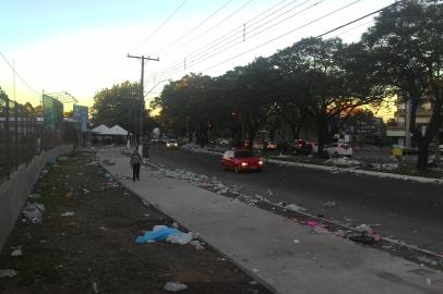 Prefeitura estima recolher 12 ton de lixo em avenida após Romaria em Santa Maria