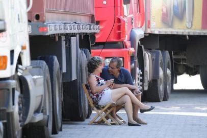  PELOTAS, RS, BRASIL - 09-11-2015 - Portesto de caminhoneiros em Pelotas na BR 392. No início de mais uma greve, caminhoneiros insatisfeitos com o governo da presidente Dilma Rousseff se reúnem em trechos de rodovias federais e estaduais do Rio Grande do Sul, na manhã desta segunda-feira. (FOTO: RONALDO BERNARDI/AGÊNCIA RBS)