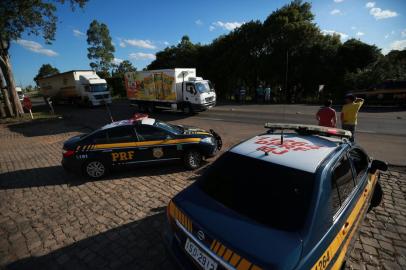  SOLEDADE, RS, BRASIL 09/11/2015 - Policia Federal escolta dezenas de caminhoneiros na BR-386 em Soledade. Esfria a greve na região. (FOTO: CARLOS MACEDO, AGÊNCIA RBS).