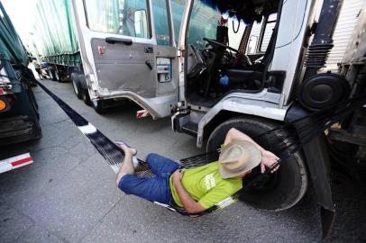  PELOTAS, RS, BRASIL - 09-11-2015 - Protesto de caminhoneiros em Pelotas na BR 392. No início de mais uma greve, caminhoneiros insatisfeitos com o governo da presidente Dilma Rousseff se reúnem em trechos de rodovias federais e estaduais do Rio Grande do Sul, na manhã desta segunda-feira.  (FOTO: RONALDO BERNARDI/AGÊNCIA RBS).