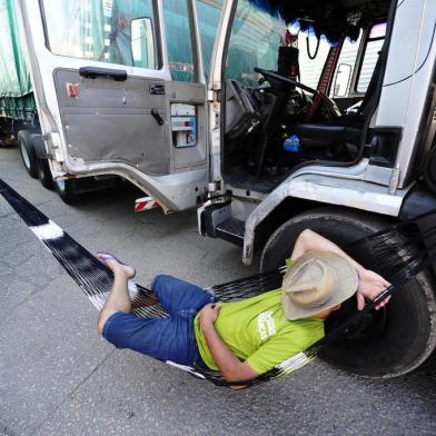  PELOTAS, RS, BRASIL - 09-11-2015 - Protesto de caminhoneiros em Pelotas na BR 392. No início de mais uma greve, caminhoneiros insatisfeitos com o governo da presidente Dilma Rousseff se reúnem em trechos de rodovias federais e estaduais do Rio Grande do Sul, na manhã desta segunda-feira.  (FOTO: RONALDO BERNARDI/AGÊNCIA RBS).