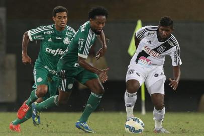 CUIABÃ, MT - 05.07.2015: PONTE PRETA X PALMEIRAS - Os jogadores Cleiton Xavier e ZÃ© Roberto (D), da SE Palmeiras, disputam bola com o jogador Rodinei, da AA Ponte Preta, durante partida vÃ¡lida pela dÃ©cima primeira rodada do Campeonato Brasileiro SÃ©rie A, na Arena Pantanal. (Foto: Cesar Greco / Fotoarena)