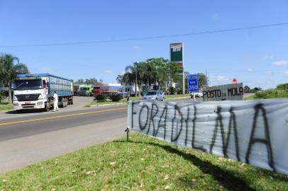  SANTA MARIA, RS, BRASIL, Manifestantes bloqueiam passagem de caminhões na BR-392 na Região Central. Caminhoneiros estão reunidos em frente ao posto Buffon em Santa Maria. (FOTO MAIARA BERSCH / AGÊNCIA RBS)