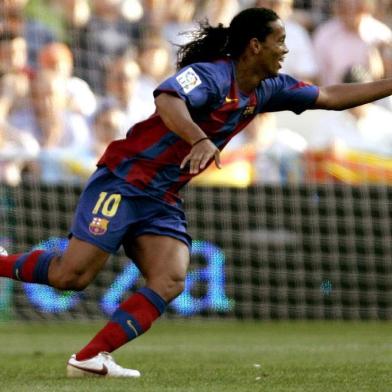 #PÁGINA 4Barcelona's Ronaldinho celebrates his goal during a Spanish first division soccer match in MadridBarcelona's Ronaldinho of Brazil celebrates after scoring a goal against Valencia during their Spanish First Division soccer match at Valencia's Mestalla stadium May 8, 2005. REUTERS/Victor Fraile Fonte: REUTERS // NÃO USAR Fotógrafo: VICTOR FRAILE