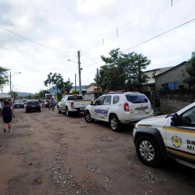  SANTA MARIA, RS, BRASIL, 11/11/2015 - Homicídio na Vila Arco-Iris, bairro Noal. Suspeita do filho ter assassinado a mãe. (FOTO MAIARA BERSCH / AGÊNCIA RBS)