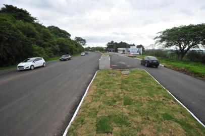  SANTA MARIA , RS , BRASIL , 11/11/2015Obras que modificaram os acessos  nas entradas da  BR-287 na  faixa nova de Camobi. FOTO JEAN PIMENTEL / AGÊNCIA RBS, GERAL