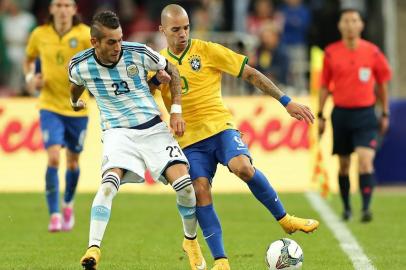 Diego Tardelli do Brasil disputa lance com  da Argentina no EstÃ¡dio Ninho de PÃ¡ssaro em Pequim, 11 de Outubro de 2014. HEULER ANDREY/Mowa Press