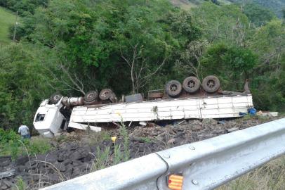 Motorista pula de caminhão e se salva de acidente em Nova Esperança do Sul