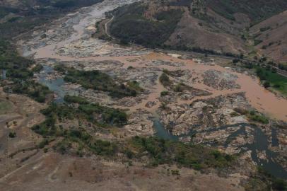  Resplendor- ES- Brasil- 12/11/2015- Imagem aereas mostra a a lama no Rio Doce, na cidade Resplendor. Foto: Fred Loureiro/ Secom ES