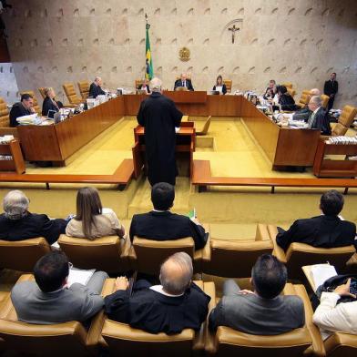 Com o plenário completo, o Supremo Tribunal Federal (STF) entendeu por unanimidade que doações eleitorais precisam ser identificadas e, em caráter liminar, suspendeu trecho da lei da minirreforma eleitoral que permitia doações ocultas, ou seja, aquelas feitas a partidos e repassadas a candidatos sem a demonstração da origem dos recursos. A lei da minirreforma foi sancionada dia 29 de setembro pela presidente Dilma Rousseff.