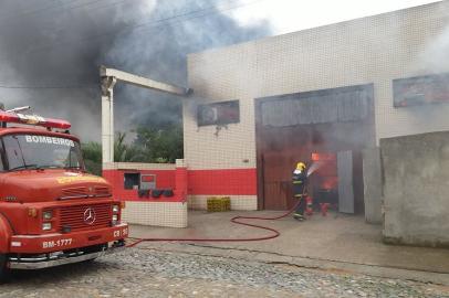 Bombeiros combatem incêndio em panificadora em São Gabriel