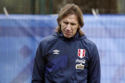 Peru's national football team coach Ricardo Gareca commands a training session at the German Becker stadium during of the Copa America 2015, on June 26, 2015 in Temuco, Chile. Peru will face Chile on June 29. AFP PHOTO /DAVID DAVID CORTEZ/AGENCIAUNO CHILE OUT