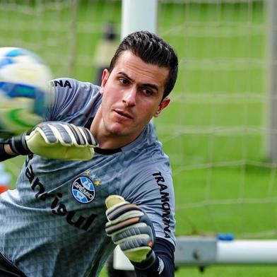  PORTO ALEGRE, RS, BRASIL - 16-11-2015 - Grêmio treina no CT Luiz Carvalho. Durante a atividade em campo reduzido, Roger separou o grupo do Grêmio em três equipes. Goleiro Marcelo Grohe (FOTO: FERNANDO GOMES/AGÊNCIA RBS)