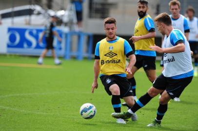  PORTO ALEGRE, RS, BRASIL - 16-11-2015 - Grêmio treina no CT Luiz Carvalho. Durante a atividade em campo reduzido, Roger separou o grupo do Grêmio em três equipes. Jogadores: Ramiro, Douglas e Bressan (FOTO: FERNANDO GOMES/AGÊNCIA RBS)