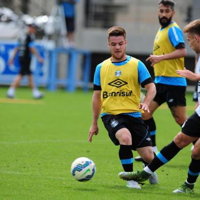  PORTO ALEGRE, RS, BRASIL - 16-11-2015 - Grêmio treina no CT Luiz Carvalho. Durante a atividade em campo reduzido, Roger separou o grupo do Grêmio em três equipes. Jogadores: Ramiro, Douglas e Bressan (FOTO: FERNANDO GOMES/AGÊNCIA RBS)