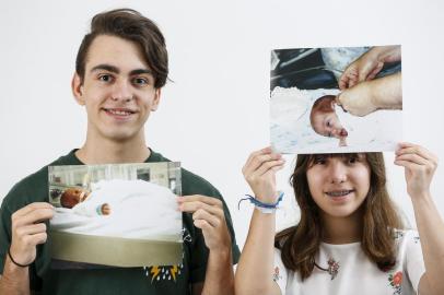  PORTO ALEGRE, RS, BRASIL, 16-11-2015: Frederico Paganin Gonçalves, 15 anos, e Beatriz Paganin Gonçalves, 12, com foto de quando eram bebês prematuros. Nesta terça-feira (17), celebra-se o Dia Mundial da Prematuridade. (Foto: Mateus Bruxel / Agência RBS)Indexador: Mateus_Bruxel