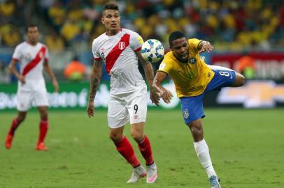 Brazil's Elias (R) and Peru's Paolo Guerrero vie for the ball during their Russia 2018 FIFA World Cup South American Qualifiers football match, in Salvador de Bahia, on November 17, 2015.    AFP PHOTO / FELIPE OLIVEIRA