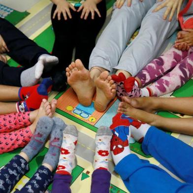  PORTO ALEGRE, RS, BRASIL 17/11/2015 - A Escola de Educação Infantil João e Maria tem várias atividades complementares já dentro do currículo normal (música, inglês e educação física), mas a Oficina do Movimento ainda é extracurricular. O Conselho Municipal de Educação publicou uma resolução que determina que, até 2016, as creches particulares e públicas não poderão mais oferecer atividades extracurriculares cobradas à parte (elas deverão ser incluídas no currículo ou extintas). (FOTO: CARLOS MACEDO, AGÊNCIA RBS).