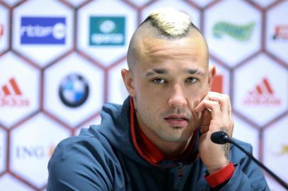  Belgium's midfielder Radja Nainggolan looks on during a press conference on November 12, 2015 in Brussels on the eve of a friendly football match between Belgium and Italy. AFP PHOTO / BELGA PHOTO / BRUNO FAHY==BELGIUM OUT==Editoria: SPOLocal: BrusselsIndexador: BRUNO FAHYSecao: soccerFonte: BELGAFotógrafo: STR