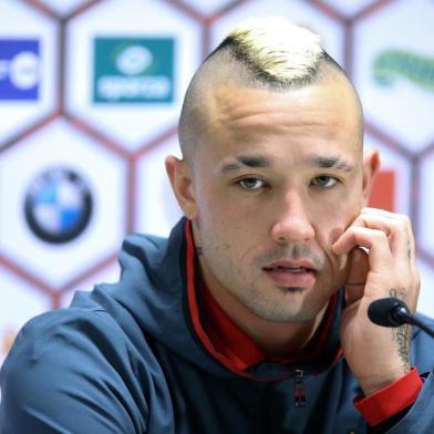  Belgiums midfielder Radja Nainggolan looks on during a press conference on November 12, 2015 in Brussels on the eve of a friendly football match between Belgium and Italy. AFP PHOTO / BELGA PHOTO / BRUNO FAHY==BELGIUM OUT==Editoria: SPOLocal: BrusselsIndexador: BRUNO FAHYSecao: soccerFonte: BELGAFotógrafo: STR