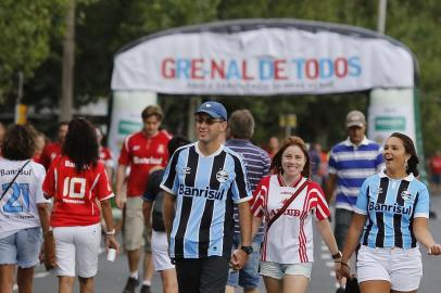  PORTO ALEGRE, RS, BRASIL, 01-03-2015: Torcedores do Grêmio e do Internacional percorrem juntos o Caminho do Gol até o estádio Beira-Rio para assistir ao Gre-Nal. (Foto: Mateus Bruxel / Agência RBS)