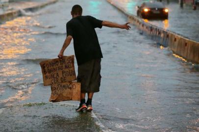  PORTO ALEGRE - BRASIL - Alagamento na Av. Érico Verissimo.(FOTO: LAURO ALVES)