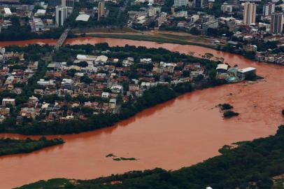 GOVERNADOR VALADARES, MG, BRASIL - 20.11.2015 : Do alto do Pico do Ibituruna, à 1.123 metros de altura, a imagem panorâmica que se vê de um dos principais cartões postais de Governador Valadares é entristecedora: o Rio Doce, que banha boa parte da cidade, está completamente num tom alaranjado, em função da lama que desceu pelas águas com o rompimento da barragem de Mariana. (Foto: BRUNO ALENCASTRO/Agência RBS)