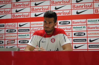 Alisson Becker concedeu entrevista coletiva nesta terça-feira no CT Parque Gigante. 