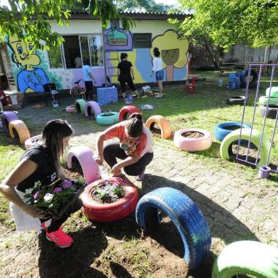  SANTA MARIA, RS, BRASIL, 21/11/2015 - Alunos de Relações Públicas da UFSM fizeram um mutirão para revitalizar o CRAS Oeste para a disciplina de Gestão de Projetos Sociais. (FOTO MAIARA BERSCH / AGÊNCIA RBS)