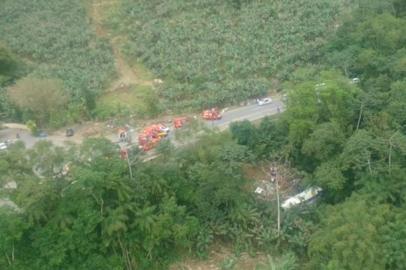 Acidente com ônibus deixa pelo menos três mortos em Corupá, no Norte de SC 