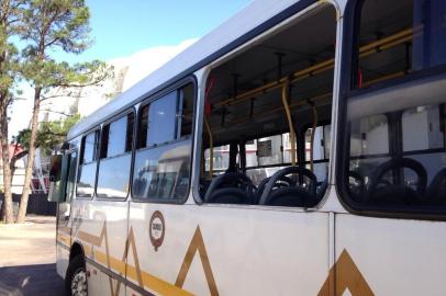 Ônibus é depredado antes de Gre-Nal 408. Foto: Alexandre Ernst/Agência RBS