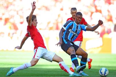  PORTO ALEGRE, RS, BRASIL - 22-11-2015 Inter e Grêmio se enfrentam neste domingo no Estádio Beira-Rio. Partida válida pela 36ª rodada do Brasileirão. Gre-Nal 408 (FOTO: FERNANDO GOMES/AGÊNCIA RBS)