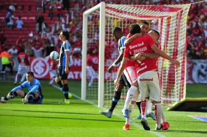  PORTO ALEGRE, RS, BRASIL - 22-11-2015 Inter e Grêmio se enfrentam neste domingo no Estádio Beira-Rio. Partida válida pela 36ª rodada do Brasileirão. Gre-Nal 408 (FOTO: CARLOS MACEDO /AGÊNCIA RBS)