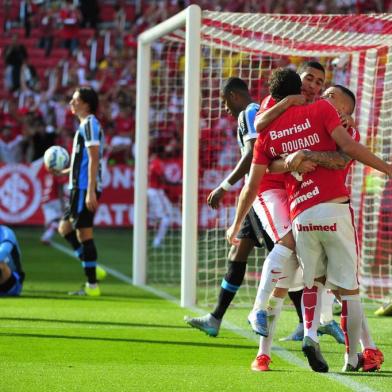  PORTO ALEGRE, RS, BRASIL - 22-11-2015 Inter e Grêmio se enfrentam neste domingo no Estádio Beira-Rio. Partida válida pela 36ª rodada do Brasileirão. Gre-Nal 408 (FOTO: CARLOS MACEDO /AGÊNCIA RBS)