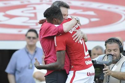 PORTO ALEGRE, RS, BRASIL - 22-11-2015 Inter e Grêmio se enfrentam neste domingo no Estádio Beira-Rio. Partida válida pela 36ª rodada do Brasileirão. Gre-Nal 408. Técnico Argel e o Jogador Vitinho (FOTO: MATEUS BRUXEL /AGÊNCIA RBS)