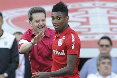  PORTO ALEGRE, RS, BRASIL - 22-11-2015 Inter e Grêmio se enfrentam neste domingo no Estádio Beira-Rio. Partida válida pela 36ª rodada do Brasileirão. Gre-Nal 408. Técnico Argel e o Jogador Vitinho (FOTO: MATEUS BRUXEL /AGÊNCIA RBS)